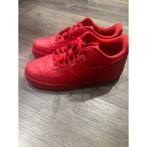 Nike Air Force 1 Low
Triple Red